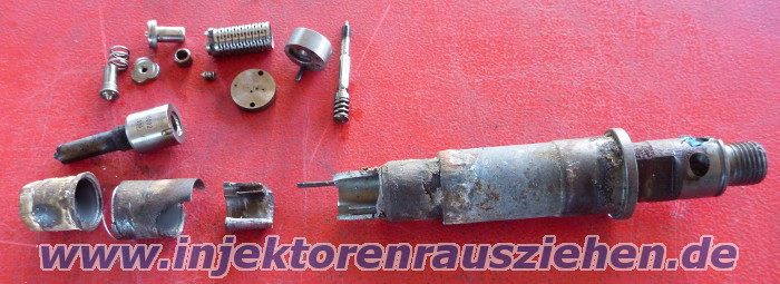 Injektor in Stucken herausnehmen aus Renault
                Trafic / Opel Vivaro 2.0